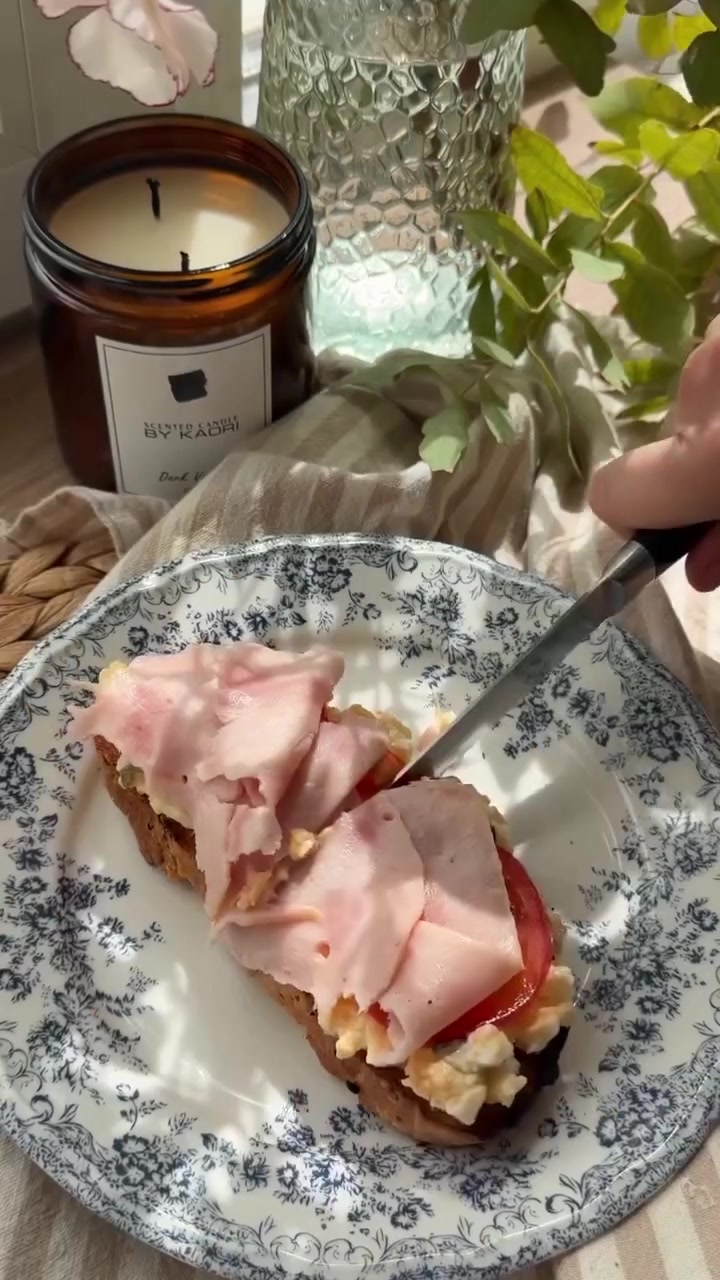 Белковый тост с яйцом и ветчиной из индейки