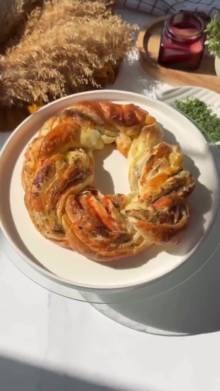 Быстрый рыбный пирог с лососем и творожным сыром