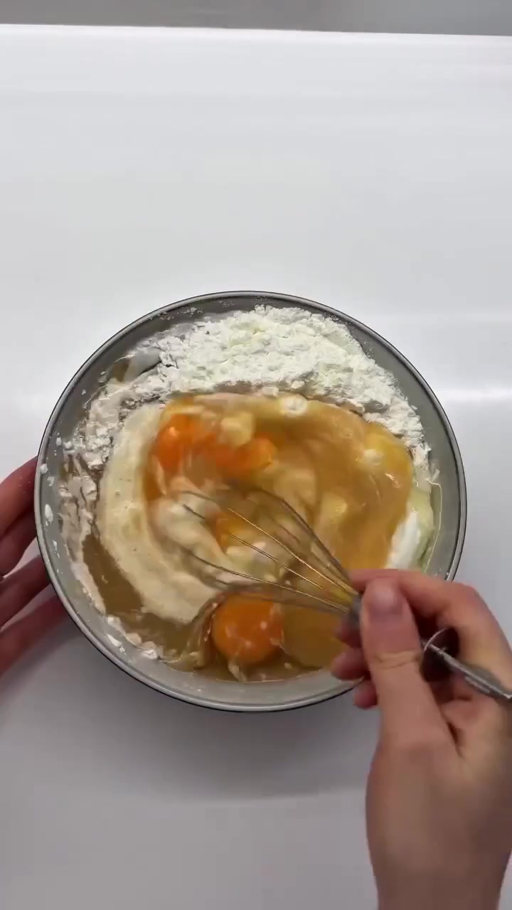Йогуртовый десерт с яблочным пюре