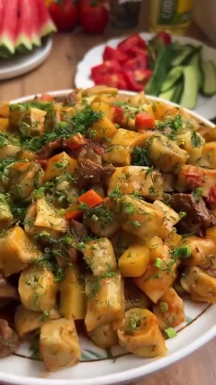 Мясо с овощами и рулетиками из теста