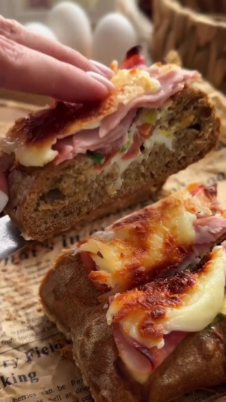 Чиабатта с яйцом, ветчиной и моцареллой