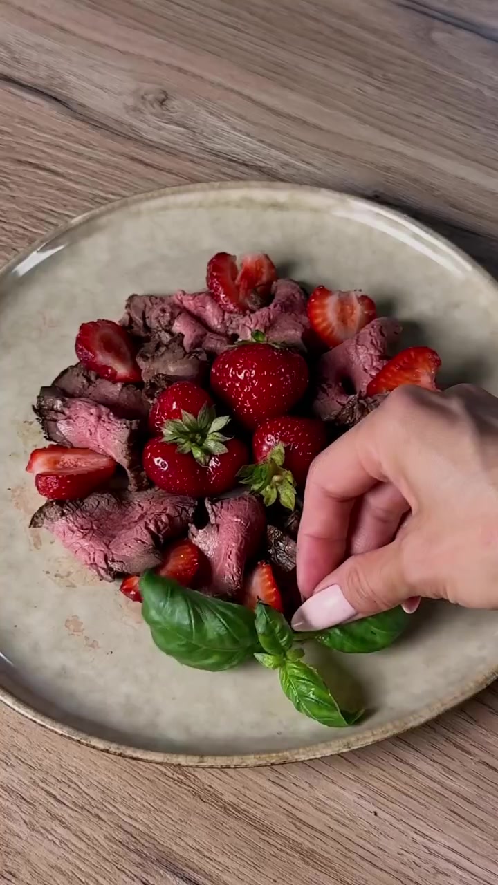 Ростбиф с клубникой и бальзамическим кремом