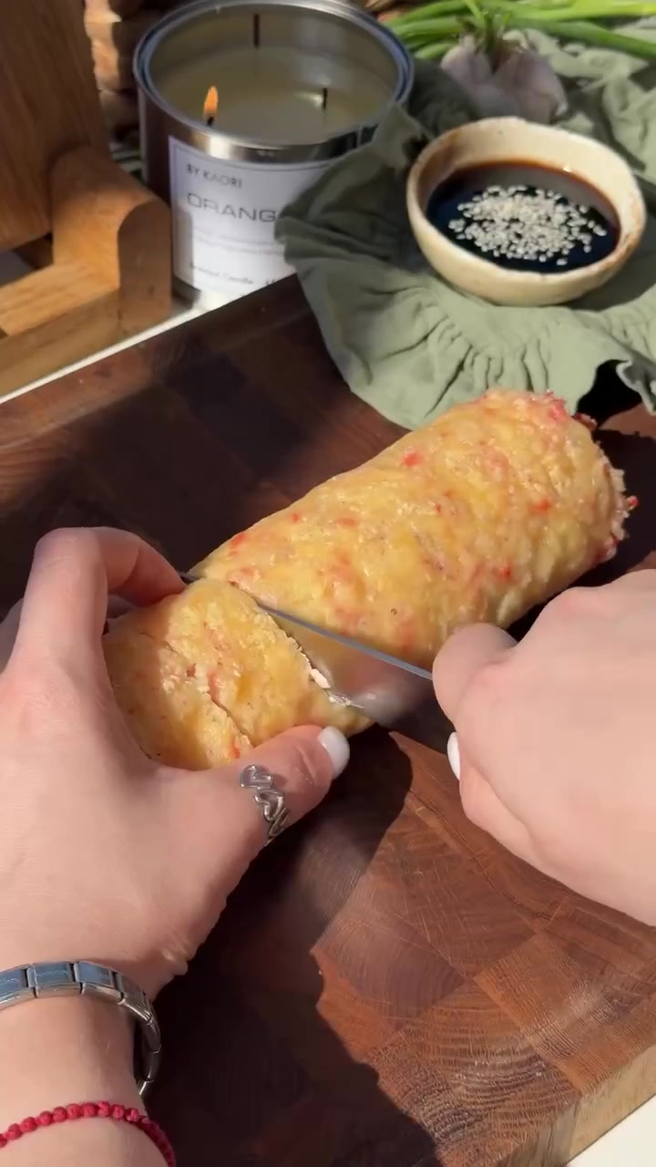 Рулет из крабовых палочек с икрой