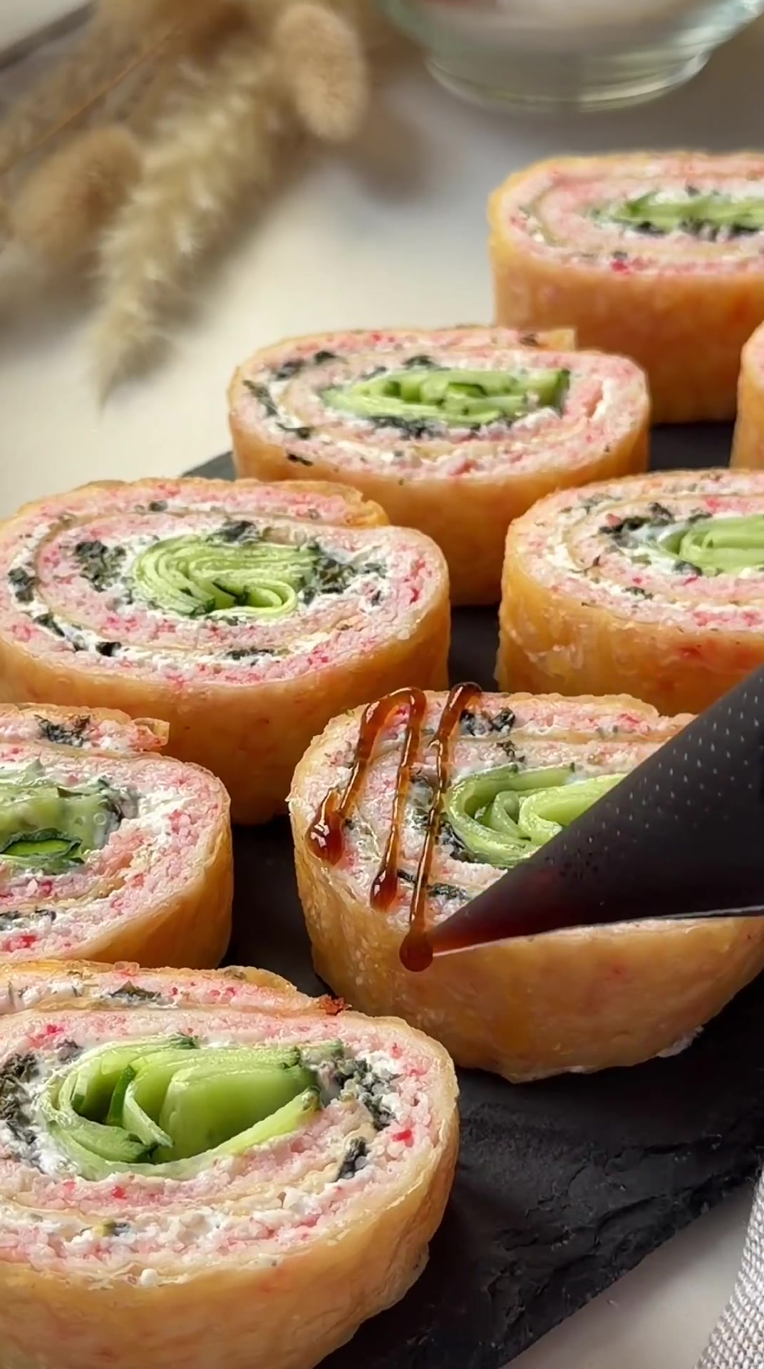 Рулет из крабовых палочек с сыром и огурцом