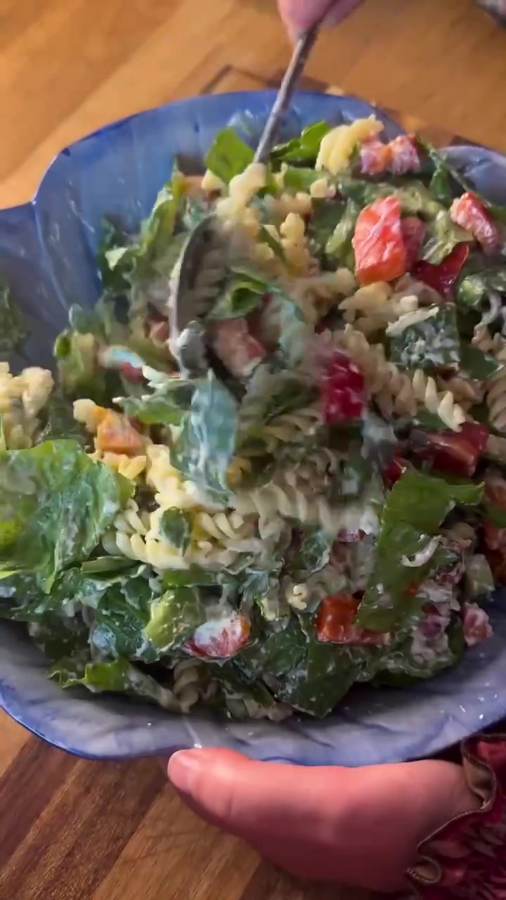 Салат с пастой, халуми и соусом цацики