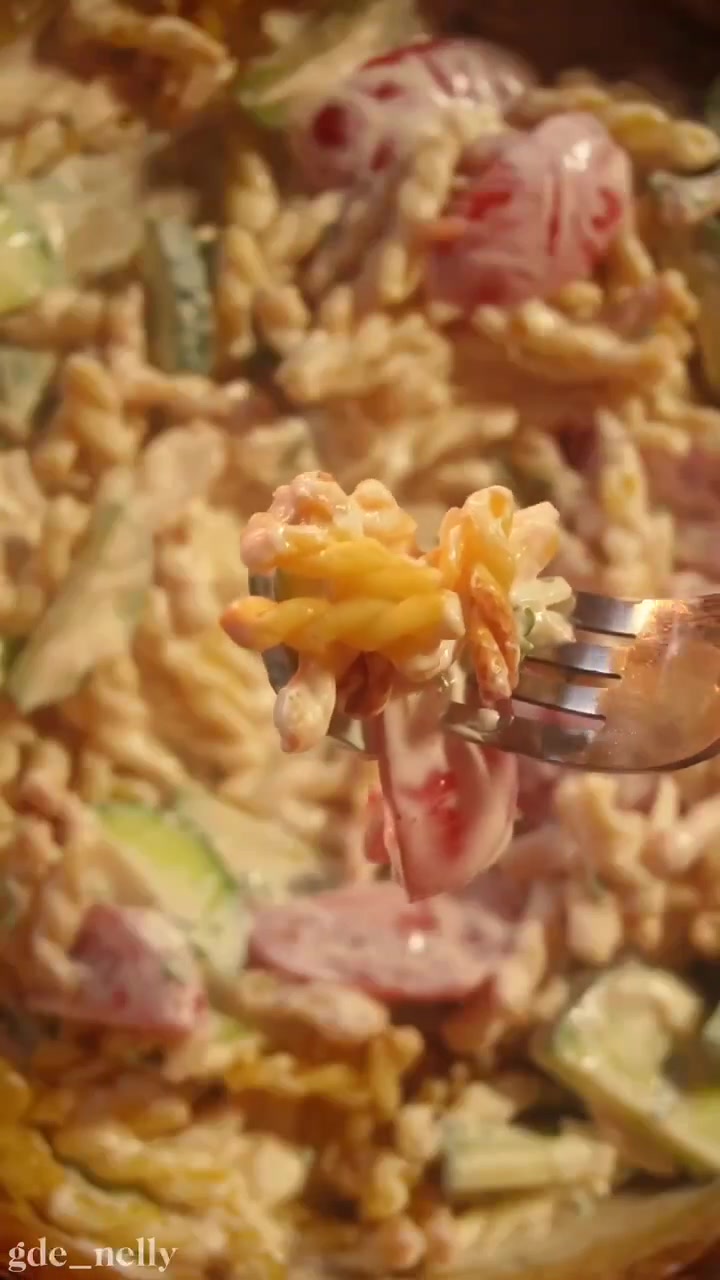 Макаронный салат с овощами и сметанной заправкой