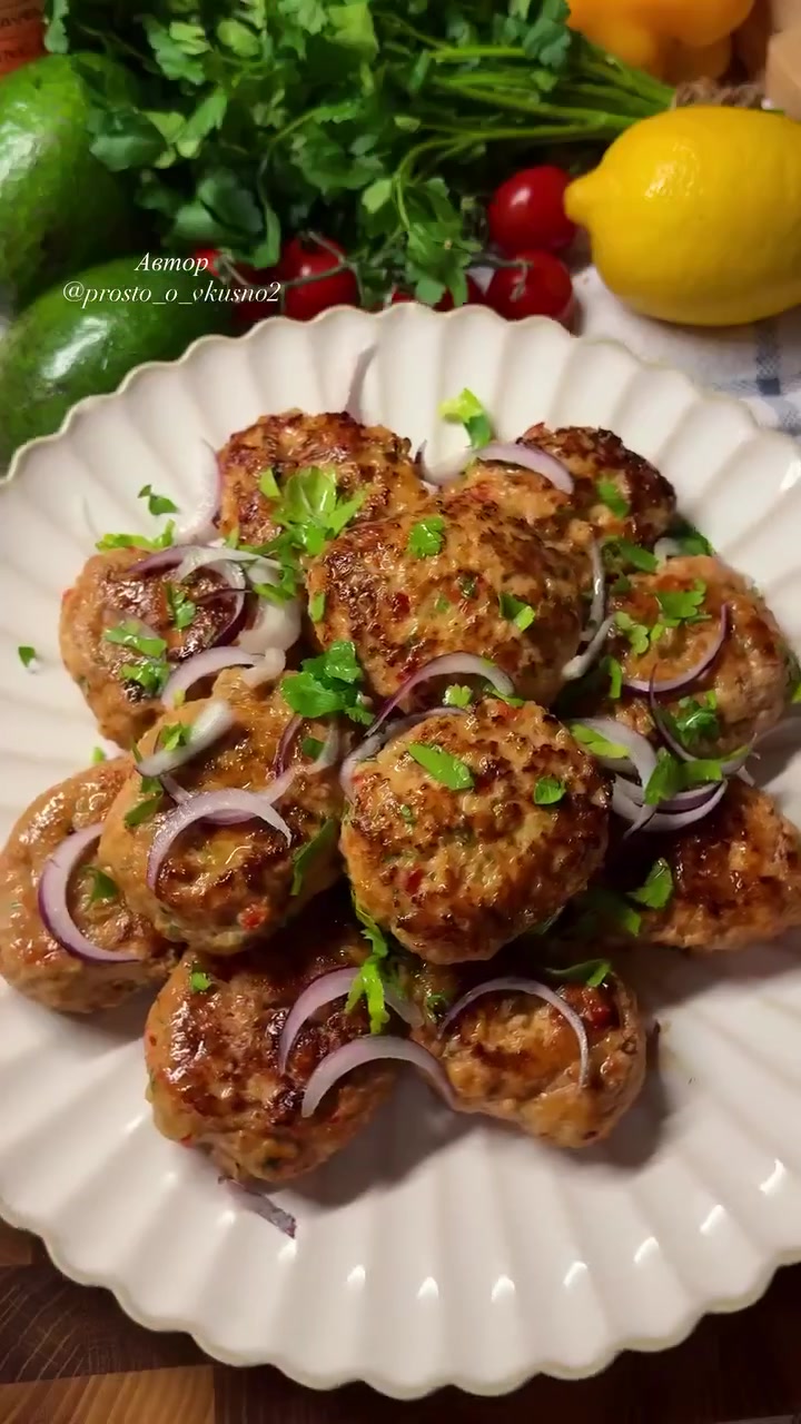 Сочнейшие котлетки с маринованным луком