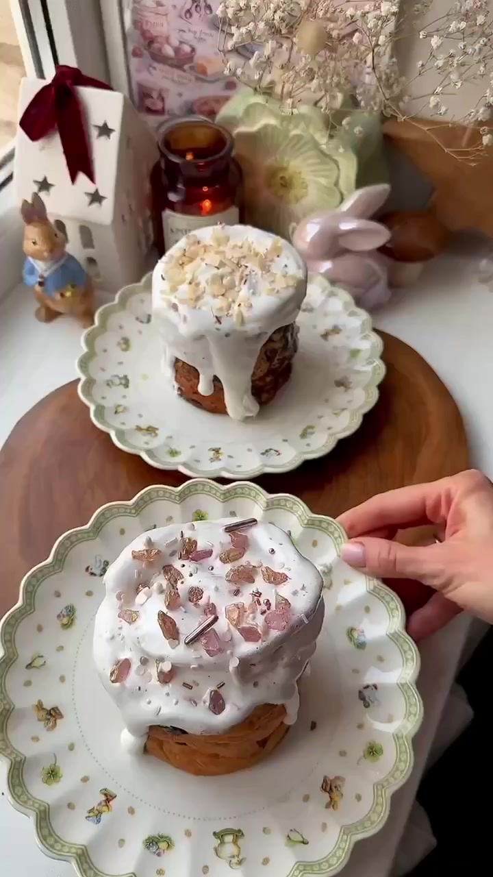 Слоёные куличи с клюквой и маком