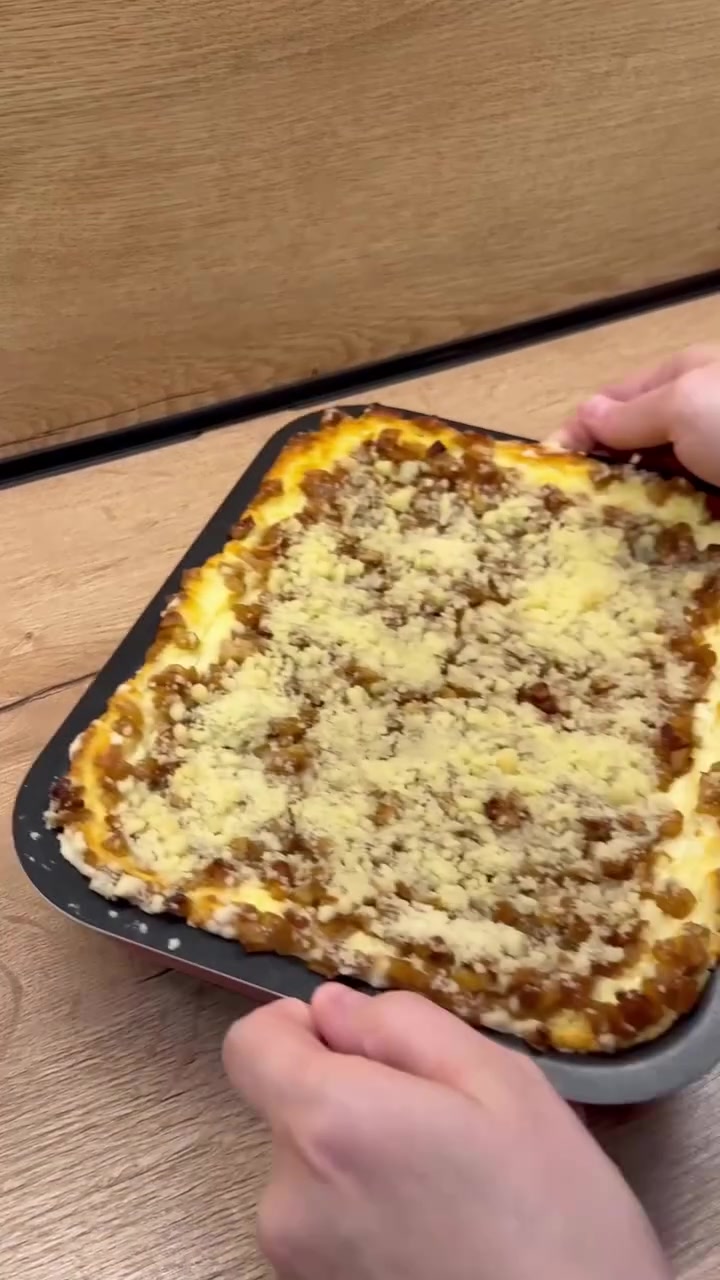 Творожная запеканка с карамелизированными яблоками и штрейзелем