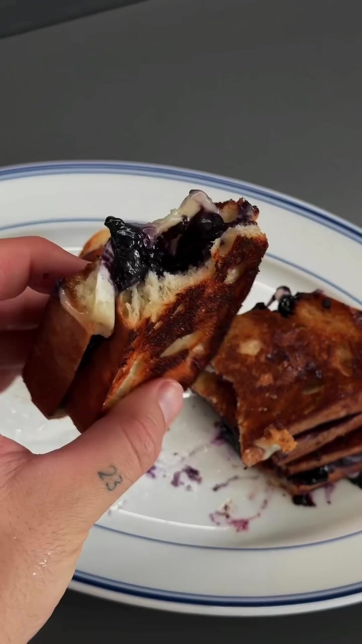 Жареный сэндвич с голубикой и камамбером